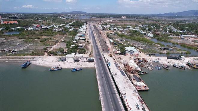 Cầu Cửa Lấp 2 thuộc dự án tuyến đường ven biển DT994 dự kiến sẽ về đích vào dịp lễ 30/4. (Ảnh: Hoàng Nhị/TTXVN) Cầu Cửa Lấp 2 thuộc dự án tuyến đường ven biển DT994 dự kiến sẽ về đích vào dịp lễ 30/4. (Ảnh: Hoàng Nhị/TTXVN)