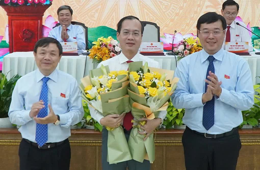 Ông Trần Trí Quang (giữa) nhận hoa chúc mừng từ lãnh đạo Tỉnh ủy Đồng Tháp. Ảnh: Nguyễn Khánh