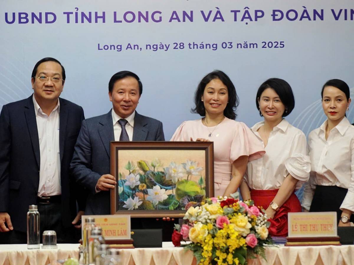 UBND tỉnh Long An tặng tranh kỷ niệm đến Tập đoàn Vingroup