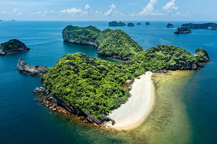 Cát Bà được ví như hòn ngọc tỏa sáng giữa Vịnh Bắc Bộ (Ảnh: Sun Group)