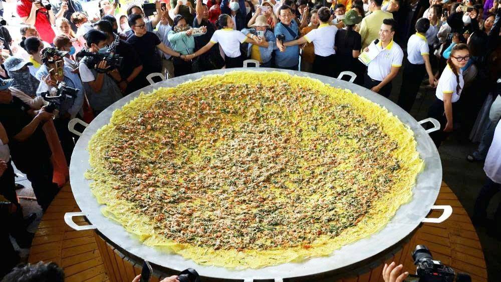 Món bánh xèo khổng lồ thu hút sự chú ý của nhiều người. Ảnh: Yến Phương