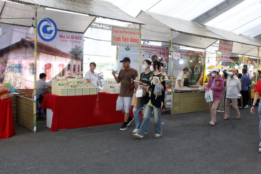 Đây là sự kiện quy mô, được tổ chức thường niên tại TP Cần Thơ, nhằm góp phần tích cực vào việc bảo tồn và phát huy các giá trị văn hóa truyền thống, văn hóa ẩm thực của TP Cần Thơ, vùng Đồng bằng sông Cửu Long và các tỉnh, thành trong cả nước. Ảnh: NHẪN NAM