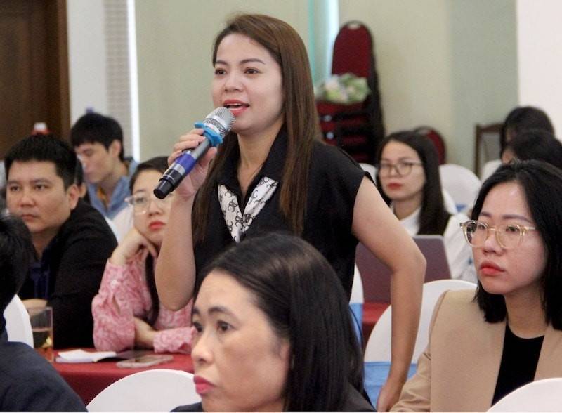 Một doanh nhân nữ đặt câu hỏi cho