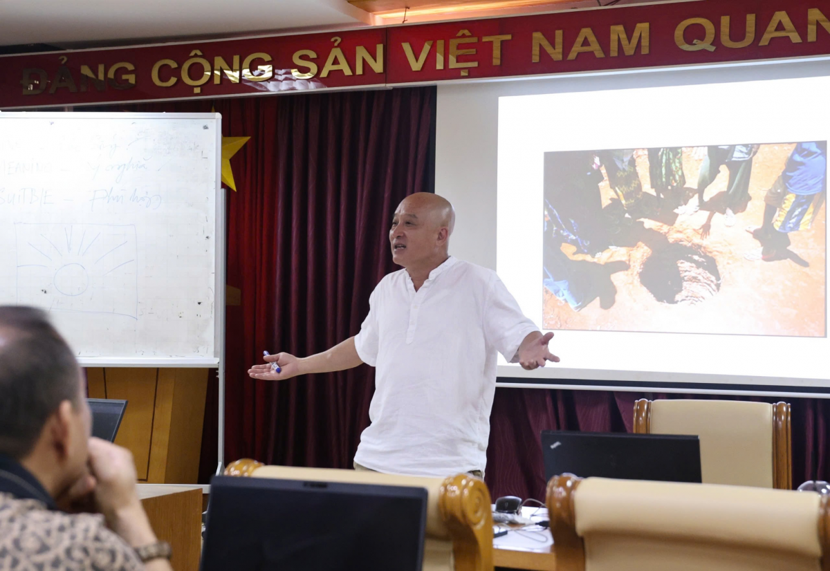 Nhà báo Nguyễn Hoài Linh đang chia sẻ về nguyên tắc cân bằng bố cục trong ảnh báo chí. Ảnh: Hồng Thắm.