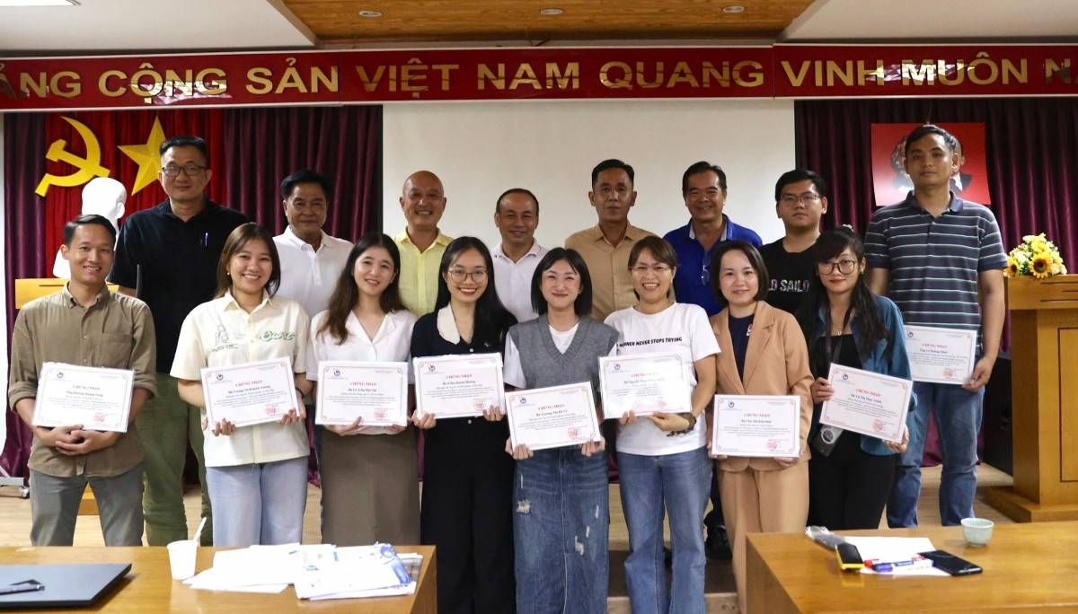 Các học viên hoàn thành khóa học được Trung tâm Bồi dưỡng Nghiệp vụ Báo chí Hội Nhà báo Việt Nam cấp chứng nhận. 