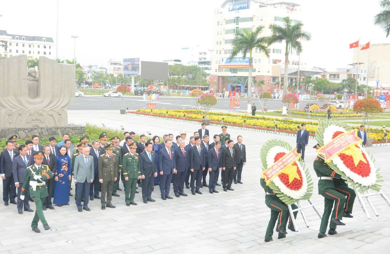 Tổng Bí thư Tô Lâm và đoàn đại biểu đặt vòng hoa và dâng hương tưởng nhớ các Anh hùng liệt sĩ tại Đài tưởng niệm thành phố Đà Nẵng - Ảnh: VGP/Minh Trang