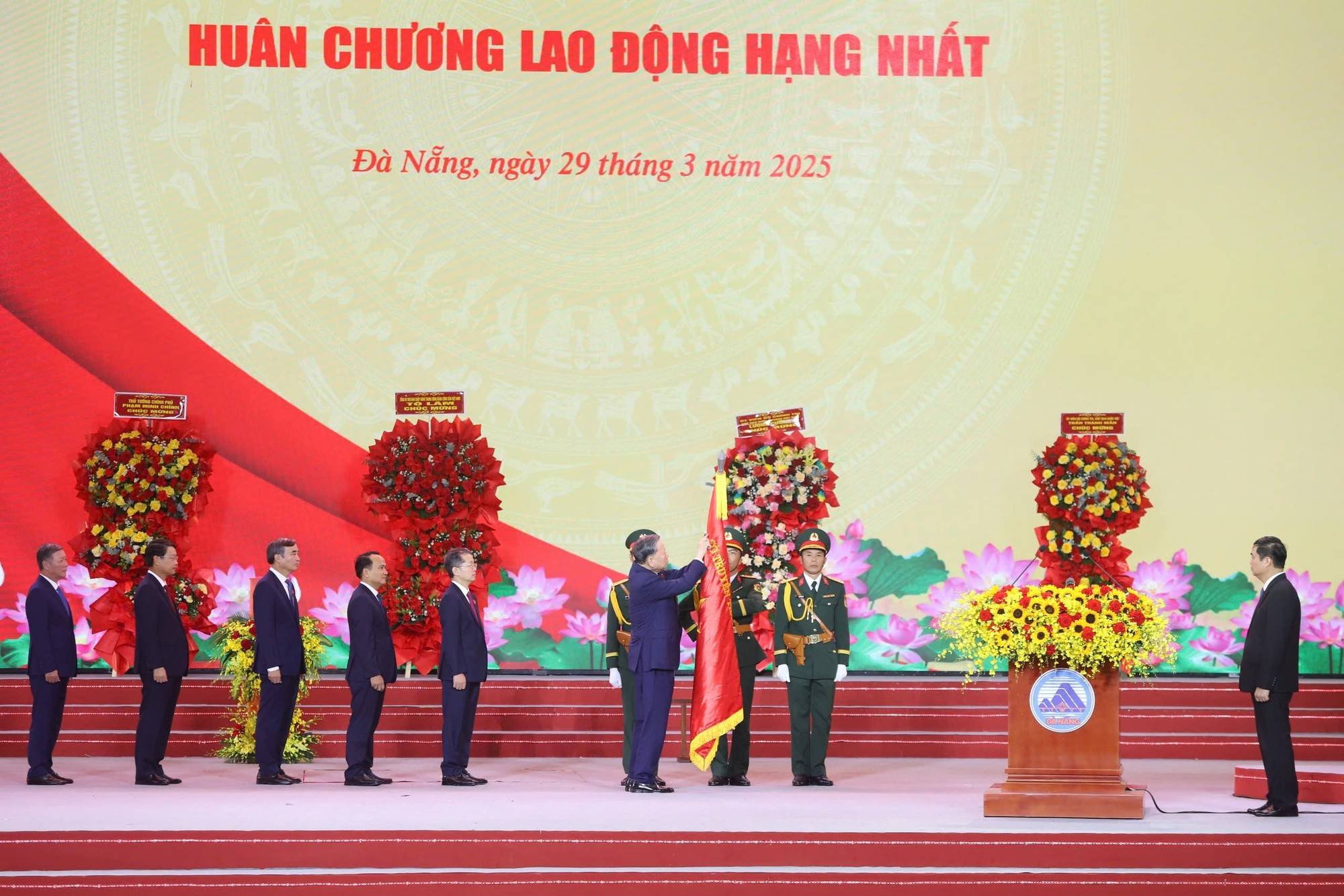 Thay mặt lãnh đạo Đảng và Nhà nước, Tổng Bí thư Tô Lâm trao Huân chương Lao động hạng Nhất cho Đảng bộ, chính quyền và nhân dân thành phố Đà Nẵng - Ảnh: VGP/Minh Trang