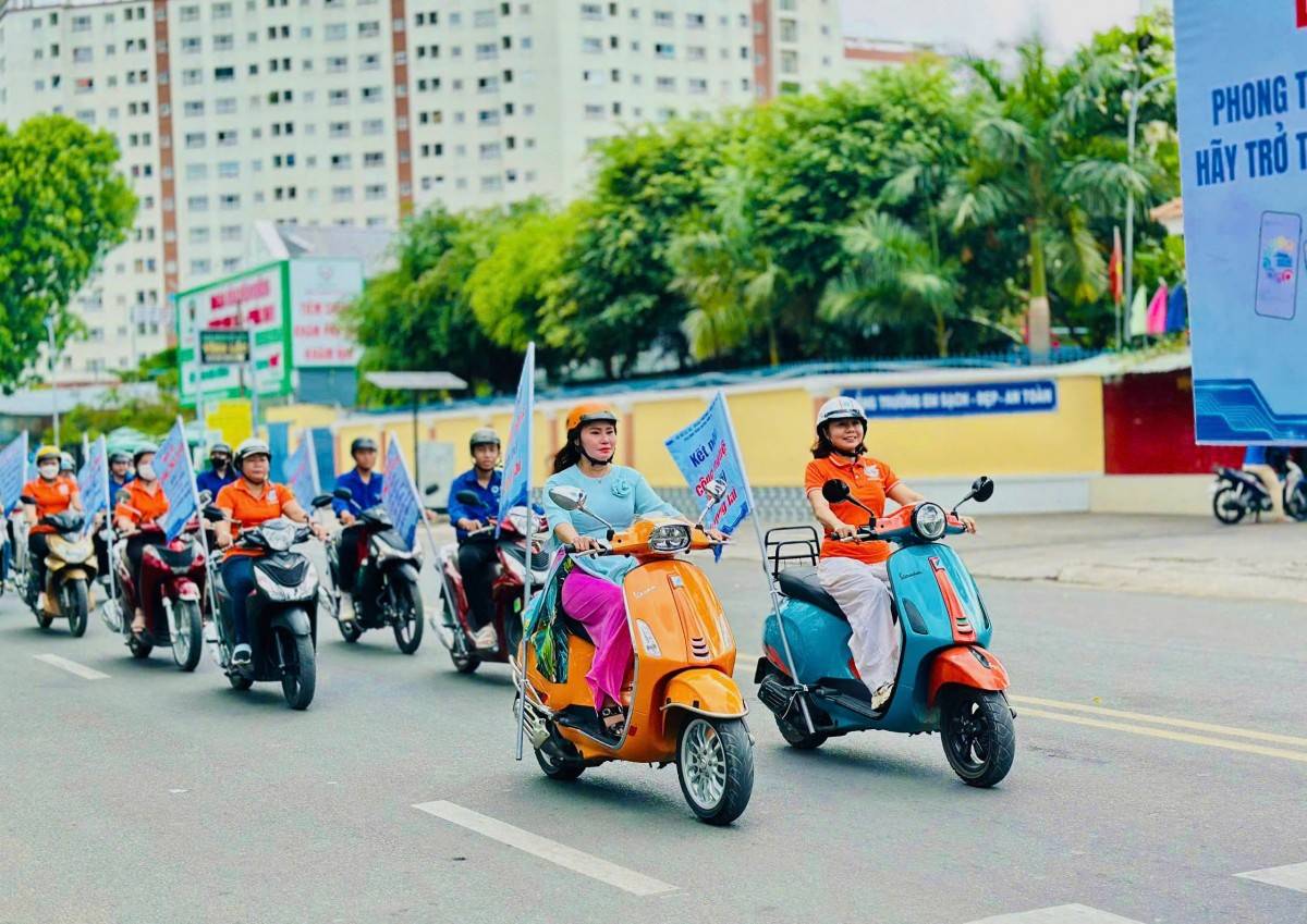 Đoàn xe loa tuyên truyền về phong trào “Nhân dân phường Bình Hưng Hoà B hãy trở thành công dân số Thành phố Hồ Chí Minh” 