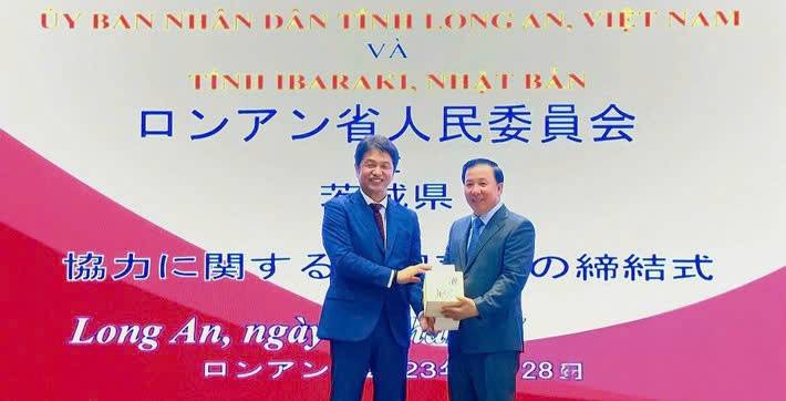 Chủ tịch UBND tỉnh Long An và Thống đốc tỉnh Ibaraki tại “Lễ ký kết tuyên bố chung giữa tỉnh Long An và tỉnh Ibaraki” chào mừng kỷ niệm 50 năm quan hệ ngoại giao Việt Nam - Nhật Bản