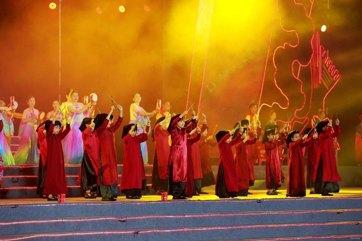 Rực rỡ đêm khai hội Đền Hùng, lan tỏa bản sắc văn hóa Đất Tổ