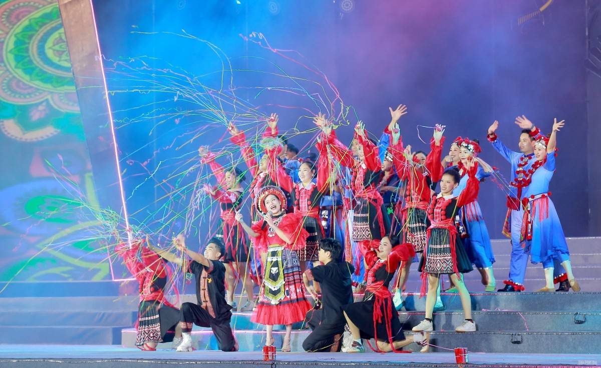 Rực rỡ đêm khai hội Đền Hùng, lan tỏa bản sắc văn hóa Đất Tổ