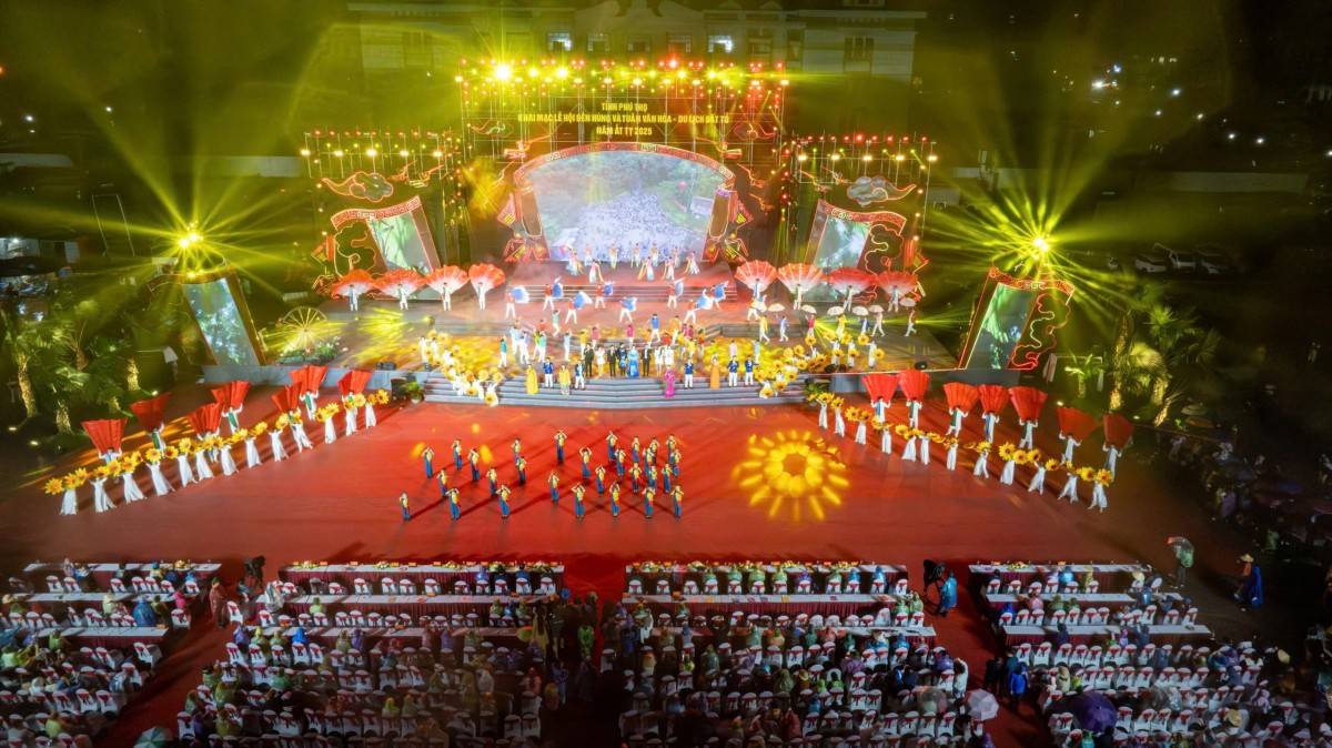 Rực rỡ đêm khai hội Đền Hùng, lan tỏa bản sắc văn hóa Đất Tổ