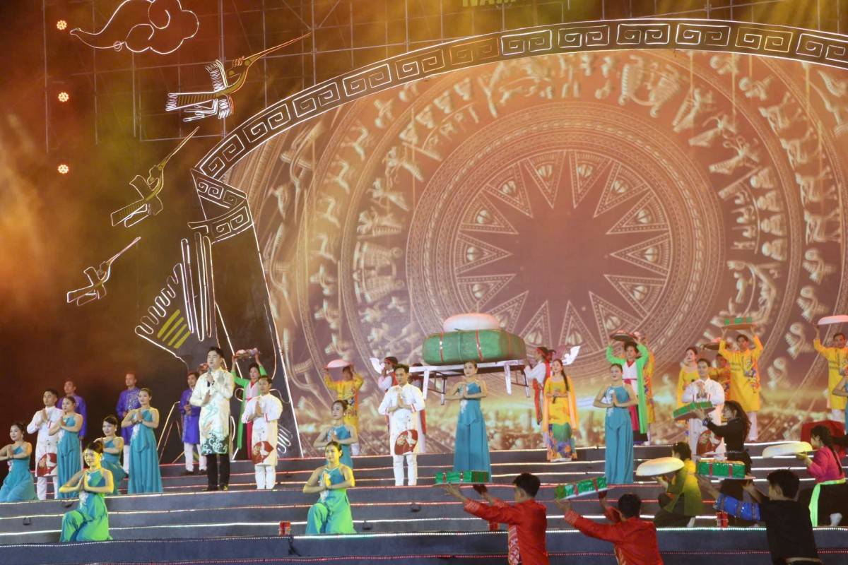 Rực rỡ đêm khai hội Đền Hùng, lan tỏa bản sắc văn hóa Đất Tổ