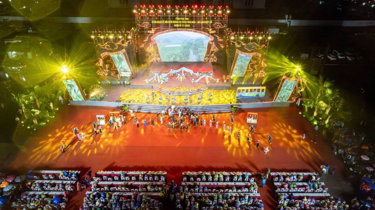 Rực rỡ đêm khai hội Đền Hùng, lan tỏa bản sắc văn hóa Đất Tổ