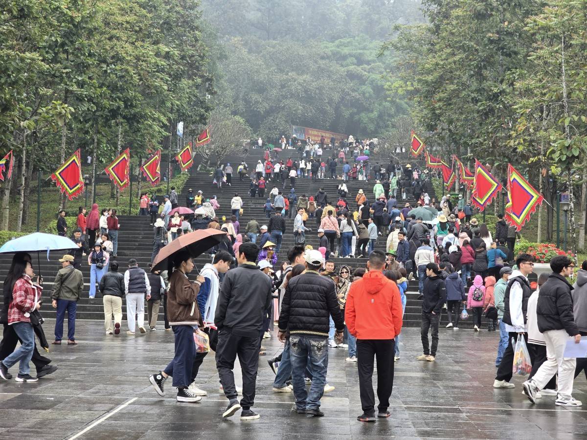 Đền Hùng đón hàng nghìn du khách sau ngày khai hội