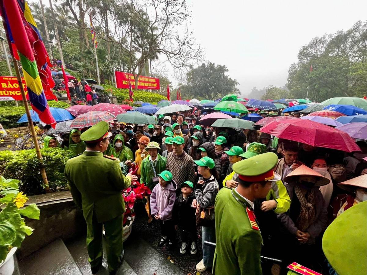 Đền Hùng đón hàng nghìn du khách sau ngày khai hội