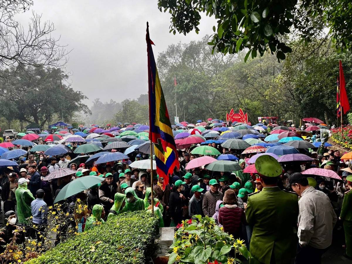 Đền Hùng đón hàng nghìn du khách sau ngày khai hội