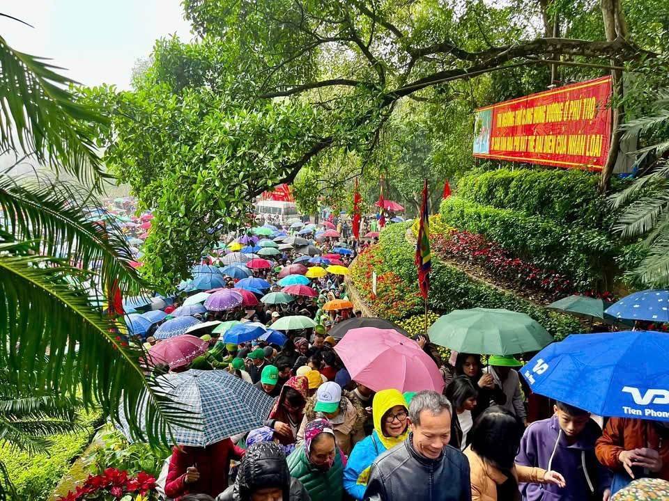 Đền Hùng đón hàng nghìn du khách sau ngày khai hội