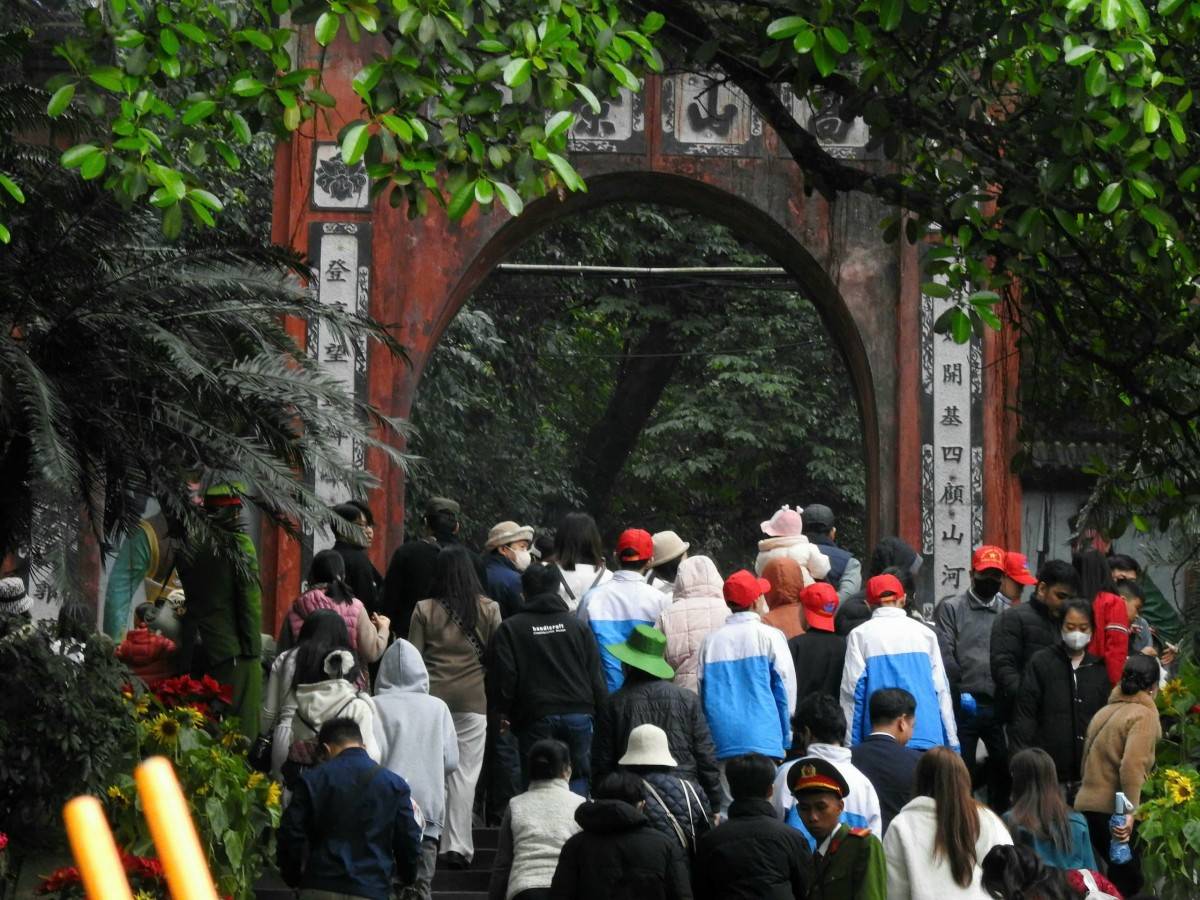 Đền Hùng đón hàng nghìn du khách sau ngày khai hội