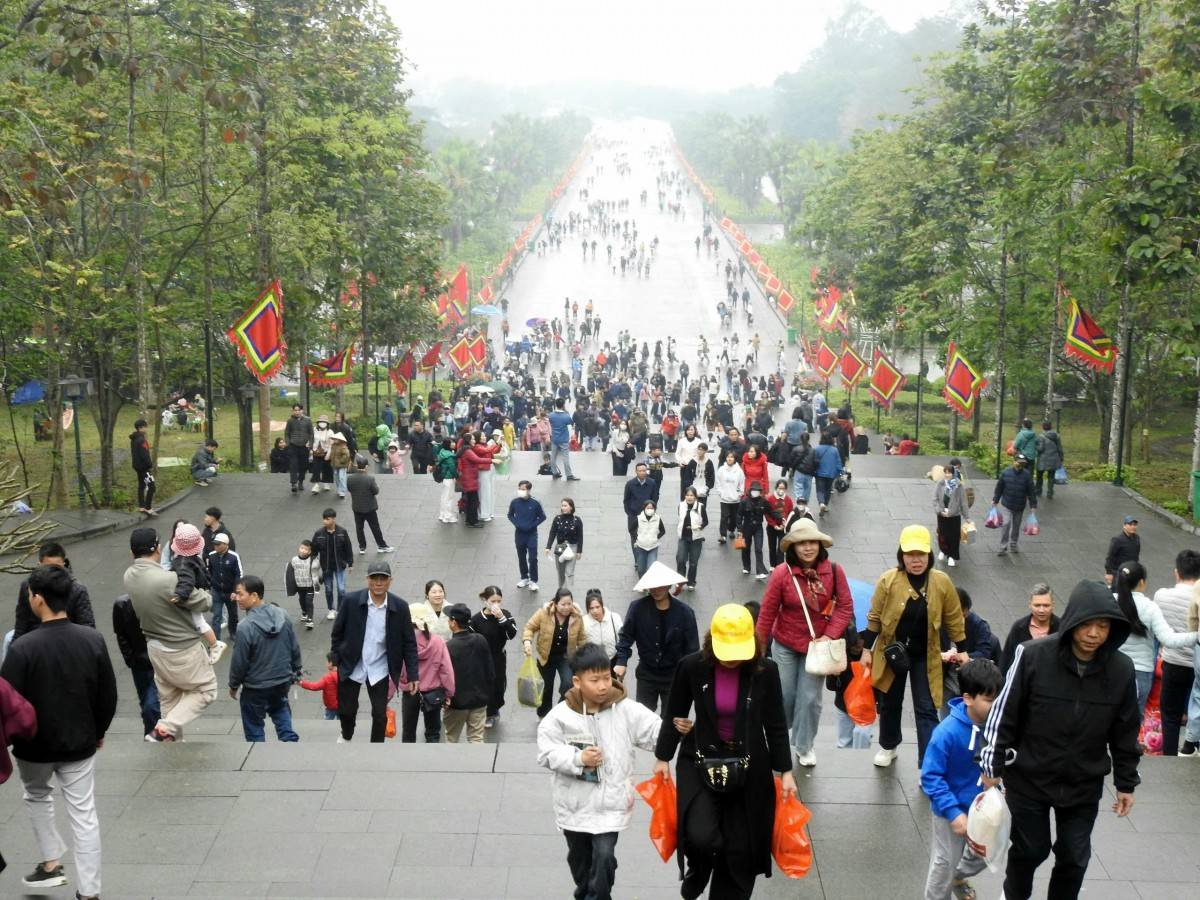 Đền Hùng đón hàng nghìn du khách sau ngày khai hội