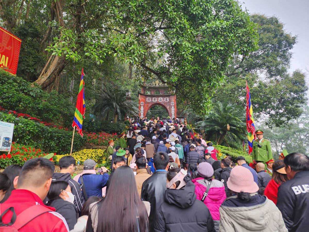 Đền Hùng đón hàng nghìn du khách sau ngày khai hội