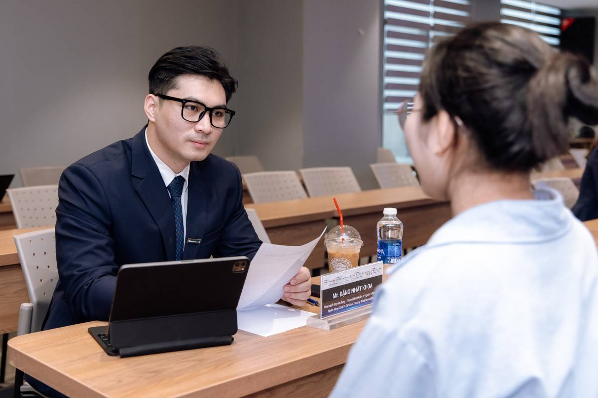 UEH SHARING & GIVING - CAREER FAIR 2025 kết nối 5000 việc làm và 7,5 tỷ đồng từ doanh nghiệp