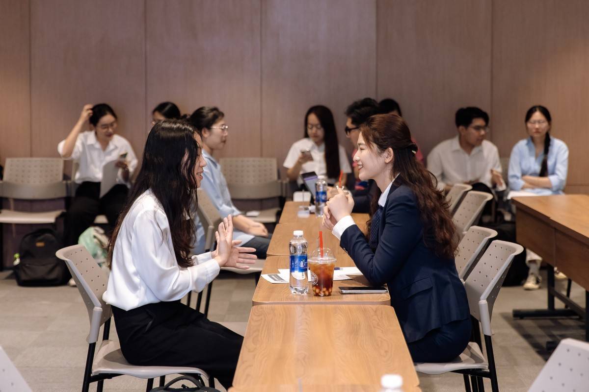 UEH SHARING & GIVING - CAREER FAIR 2025 kết nối 5000 việc làm và 7,5 tỷ đồng từ doanh nghiệp