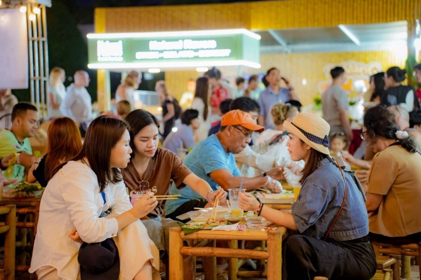 Uống bia, ăn xúc xích Bà Nà tại Lễ hội Đà Nẵng Food Tour 2025