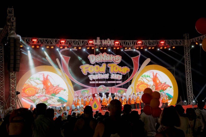 Uống bia, ăn xúc xích Bà Nà tại Lễ hội Đà Nẵng Food Tour 2025