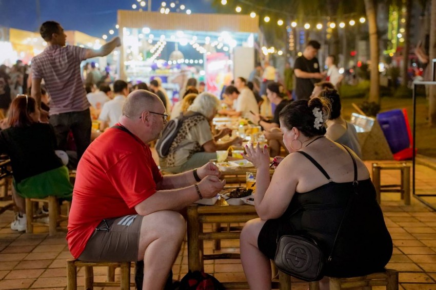 Uống bia, ăn xúc xích Bà Nà tại Lễ hội Đà Nẵng Food Tour 2025