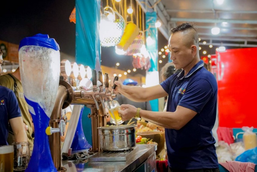 Uống bia, ăn xúc xích Bà Nà tại Lễ hội Đà Nẵng Food Tour 2025