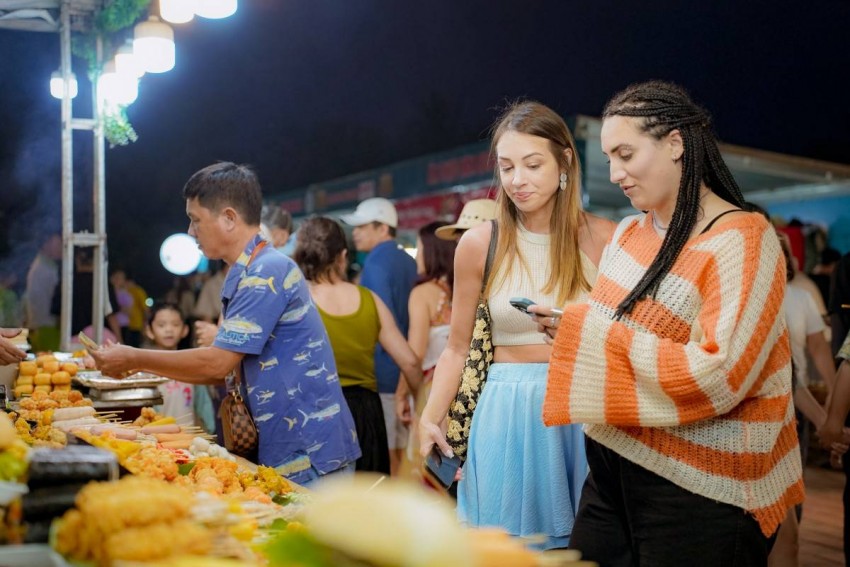 Uống bia, ăn xúc xích Bà Nà tại Lễ hội Đà Nẵng Food Tour 2025