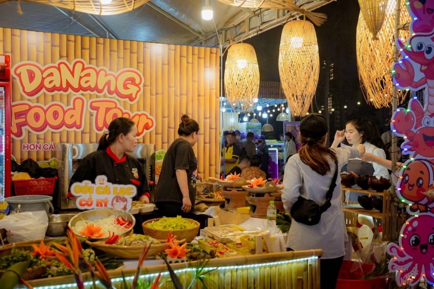 Uống bia, ăn xúc xích Bà Nà tại Lễ hội Đà Nẵng Food Tour 2025