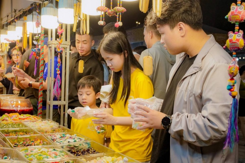 Uống bia, ăn xúc xích Bà Nà tại Lễ hội Đà Nẵng Food Tour 2025