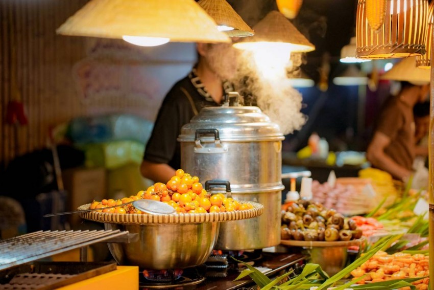 Uống bia, ăn xúc xích Bà Nà tại Lễ hội Đà Nẵng Food Tour 2025