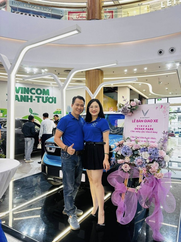 Anh chị Tiến - Bích, NPP Natrumax tỉnh Phú Thọ tại lễ bàn giao xe