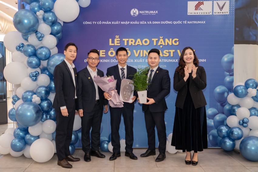 Bà Nguyễn Mai - TGĐ Natrumax (Người đứng ngoài cùng bên phải) trao tặng biểu trưng chìa khóa xe cho đối tác