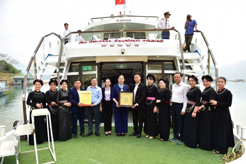 Bí thư Tỉnh uỷ Hà Thị Nga và Chủ tịch UBND tỉnh Tuyên Quang Nguyễn Văn Sơn cùng Đoàn công tác tặng quà cán bộ, nhân viên Công ty cổ phần du lịch Na Hang Tuyên Quang: Du thuyền Phượng Hoàng tạo sức hút du khách đến với Na Hang - Lâm Bình