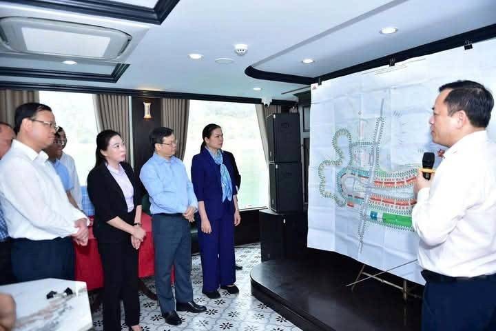 Bí thư Tỉnh uỷ Tuyên Quang và các đồng chí lãnh đạo tỉnh nghe giới thiệu Danh lam thắng cảnh Quốc gia đặc biệt Khu bảo tồn thiên nhiên Na Hang - Lâm Bình Tuyên Quang: Du thuyền Phượng Hoàng tạo sức hút du khách đến với Na Hang - Lâm Bình