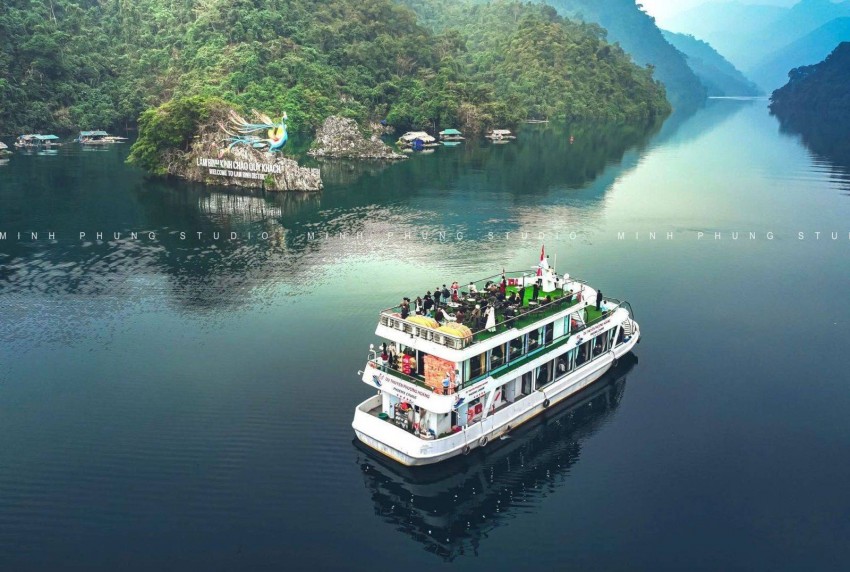 Du thuyền Phượng Hoàng đưa du khách thăm quan thắng cảnh thiên nhiên Na Hang - Lâm Bình Tuyên Quang: Du thuyền Phượng Hoàng tạo sức hút du khách đến với Na Hang - Lâm Bình