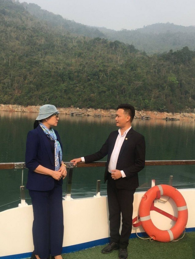 Ông Nguyễn Đức Tuấn, Tổng Giám đốc Công ty cổ phần Du lịch Na Hang báo cáo một số kết quả hoạt động của Công ty với đồng chí Bí thư Tỉnh uỷ Tuyên Quang: Du thuyền Phượng Hoàng tạo sức hút du khách đến với Na Hang - Lâm Bình