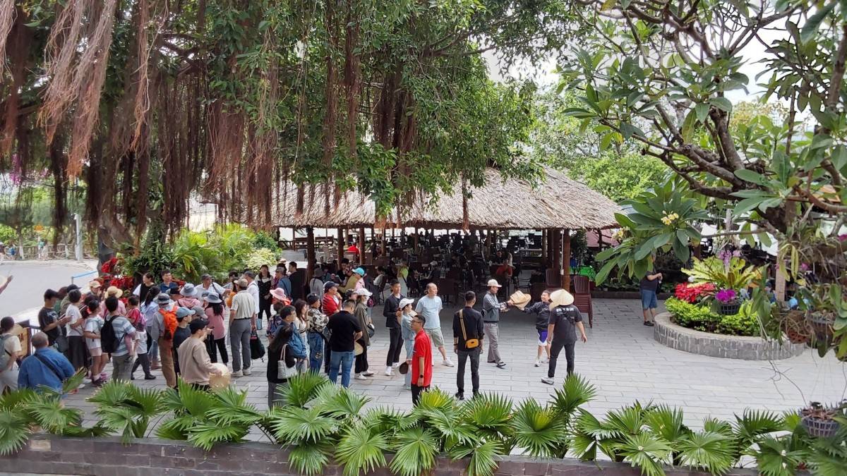 Khánh Hòa đón 550 du khách trên tàu biển quốc tế OCEANIA INSIGNIA