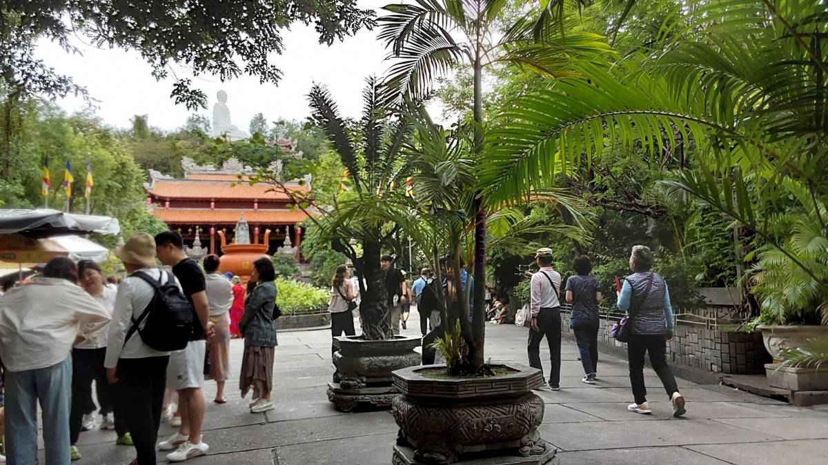 Khánh Hòa đón 550 du khách trên tàu biển quốc tế OCEANIA INSIGNIA