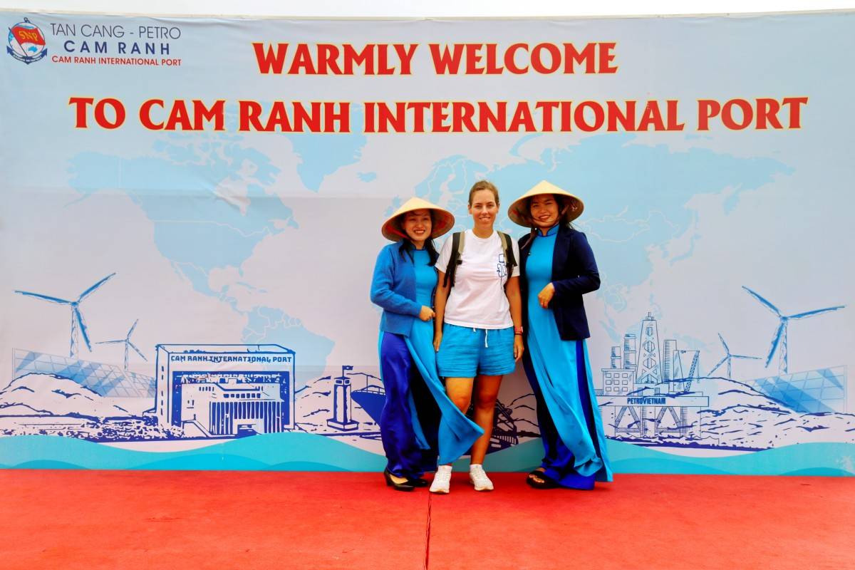 Khánh Hòa đón 550 du khách trên tàu biển quốc tế OCEANIA INSIGNIA