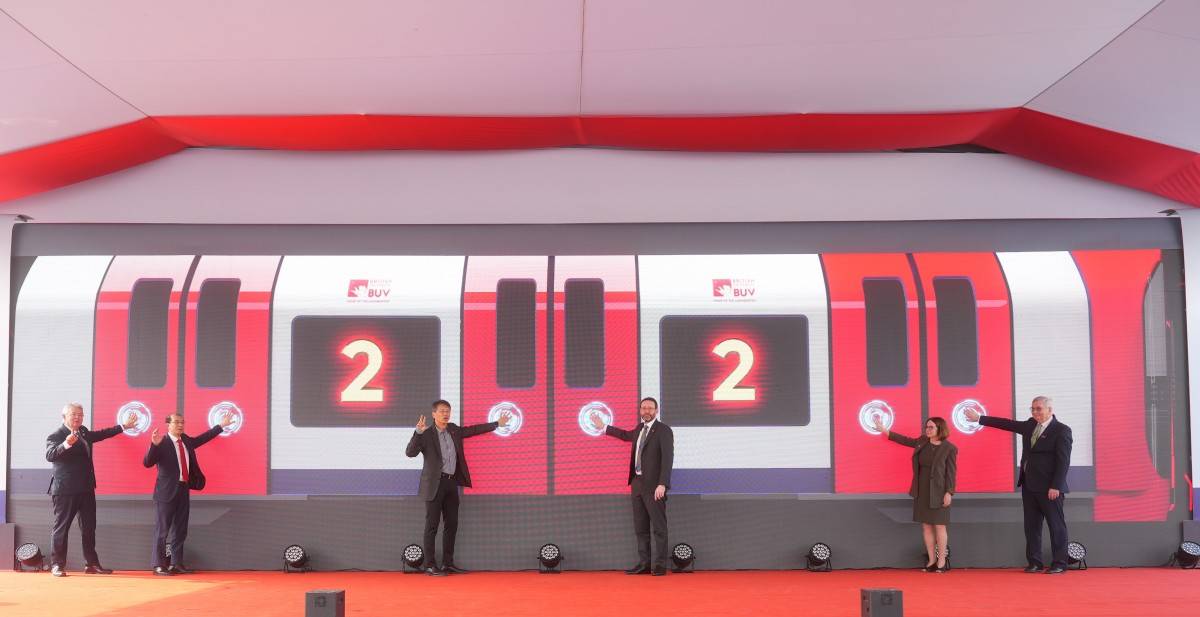 Các đại biểu, nhà giáo thực hiện nghi thức khánh thành