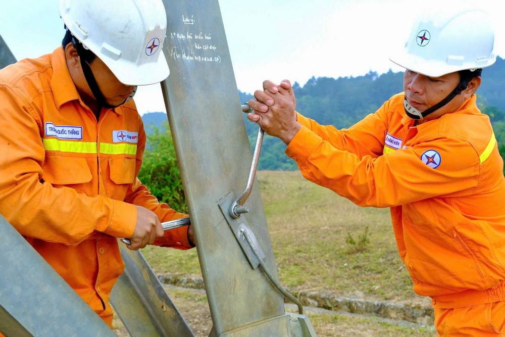 Nhân viên vận hành đội TTĐ Tuần Giáo kiểm tra, siết chặt hệ thống tiếp địa (Ảnh EVN)