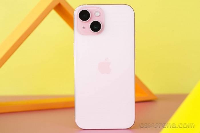 op 1 doanh số gọi tên iPhone 15, chiếc iPhone nhỏ gọn nổi bật với bộ camera kép xếp chéo nổi bật.