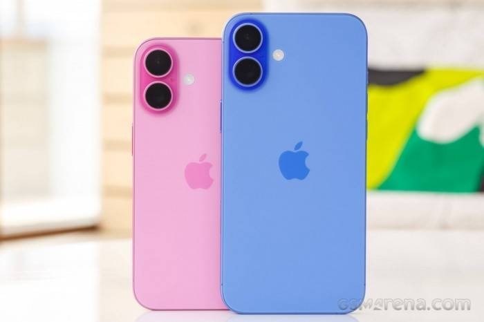 iPhone 16 (trái) và iPhone 16 Plus (phải)