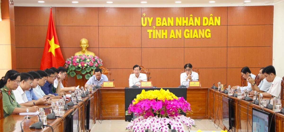 Ủy viên Ban Thường vụ Tỉnh ủy, Phó Chủ tịch UBND tỉnh An Giang Lê Văn Phước chủ trì điểm cầu An Giang. Ảnh: Hạnh Châu