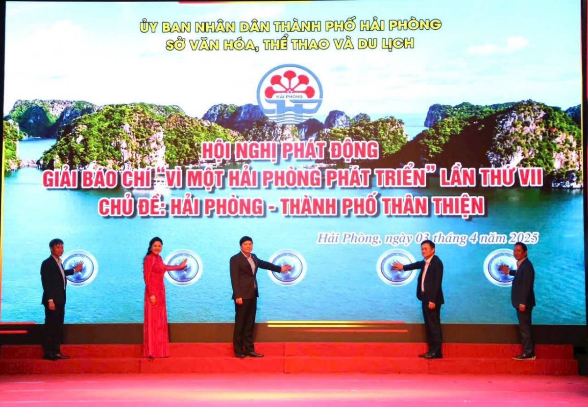 Các đại biểu nhấn nút phát động giải báo chí “Vì một Hải Phòng phát triển” lần thứ VII.